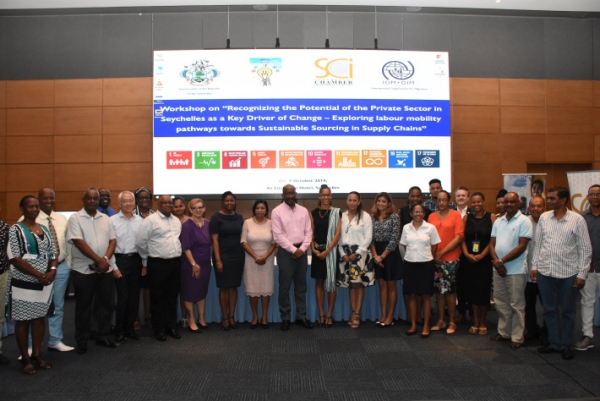 Workshop delegates in a souvenir photograph with Vice-President Meriton